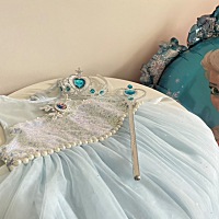 提前布置了最爱的爱莎公主，准备了公主👸裙，魔法🪄棒，皇冠👑，生日一家人开开心心过就好，希望...