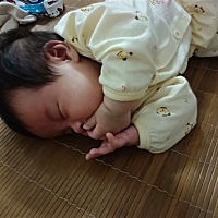嘴里藏什么好吃的了  捂着嘴是怕我偷吃吗？