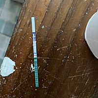 刚测的，图一在厕所图二拿到房间颜色是不是变了点？第一次使用这种试纸～