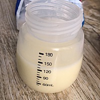 宝宝不吸乳头，只能用吸奶器吸出来喂他吃，放冰箱，昨天晚上吸奶吸到胸部好痛，三更半夜又给涨奶涨醒了...