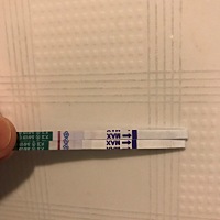 各位姐妹帮忙看看，是不是中了，测了两次都是浅浅的一道印记，一个星期前安排的，也没有排卵期那种分泌物
