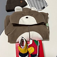 趁着天气还没太冷带着团子去公园玩，呼吸负氧离子同时也可以在草坪上拍照。 今天给他准备了一套出门服装...