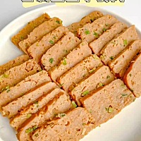 ❤️今日宝宝辅食分享❤️ 【宝宝午餐肉】 1、猪肉打泥， 2、鸡蛋面粉也可以加入和肉泥一起搅打， 3、加...