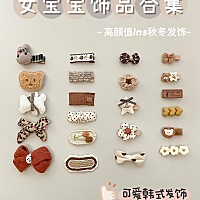 最近给女儿入手的新发夹真的炒好看‼️ 从宝宝出生到现在还没给她剃过胎发，只剪 刘海。现在小小的她已...