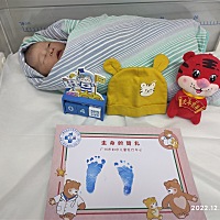 小老虎折腾到正好四十周才出来，还要老母去医院催产，辛苦到不行，出来还特别费爹，一不抱就哭得要...