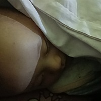 六个多月了，不哭不闹，瞌睡来了，吃了就睡，醒了还微笑一下，是一个爱笑的天使宝宝，也会反复扔东西，