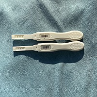 每个月24号来。这个月最后一次和男朋友做是在12号…然后23号的时候测了两次！都是一条杠。但是到今天都...