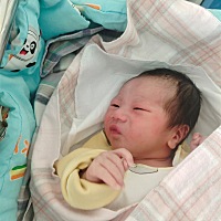 12月31日凌晨00：53剖腹产生下一小男孩，说说我生产的经历，30号凌晨2点多见红有一阵阵的宫缩，到早...