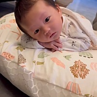 47 天的 男宝宝 刚吃完150 毫升奶粉 怎么总觉得饿呢 吃自己拳头👊