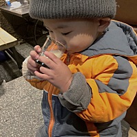 从出生到现在两岁。一直都是在身边带着。放心中间过程他的爷爷奶奶放假有空就过来带他出去玩。在他小的...