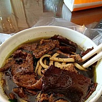 明天去医院检查 今天没有什么胃口 这碗牛肉面都是老公买给我的  突然感觉好紧张  今天晚上不会失眠吧