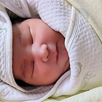 40周 3肚子不疼，不见红不破水，医生说孩子大概有7/8斤，想试试顺产，没等顺就胎心不好了，紧急剖腹...