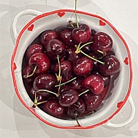 最近就想吃水果，就特别想吃车厘子榴莲，老公说是嘴巴挑，我才不管他呢，我自己开心就好，真的很香