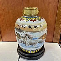 今天很开心，花了八千八为儿子封了一坛50的的酒，等到他结婚或者成人后打开为他庆祝。