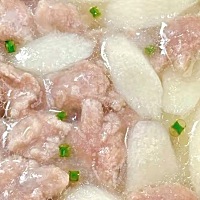一、山药牛肉汤  准备食材：牛肉，山药，姜片，红薯淀粉，葱花。  做法步骤：  1、牛肉清洗干净切成片，...
