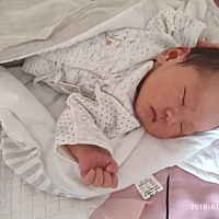 第一张图姐姐第二张图弟弟 第三张图姐姐，第四张图弟弟。 姐弟俩真的挺像，只不过姐姐的出生体重比...