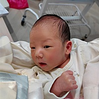 我的小男孩 现在喝奶60毫升 一天要喝8-9次 你只负责慢慢长大 妈妈呵护着你 爸爸给你挣钱花 小兔宝宝