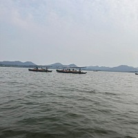 大姑姐离婚，在娘家的户口已经迁出(前夫家拆迁分了一套房子给她)现在她的户口属于城镇户口在农村造不了...