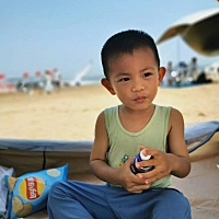 孩子呀，你怎么摊上这样的家庭，真是苦了你了。