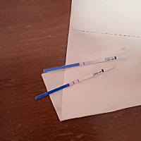 昨天晚上小肚子疼 ，肛门坠痛 今天下午去做B超 医生让我排除一下怀孕的可能 回来一测真两条杠 …可是肚...