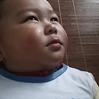 我家宝宝现在一岁11个月了，不知道为什么有时候突然呆住一动不动能否知道原因不？叫他也没有反应一分钟...