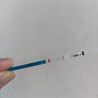 还有四天来大姨妈，连续测了三天都有印，但是加深的有点慢，是怀孕了吗？