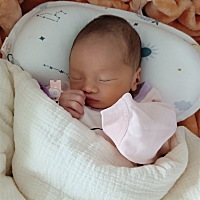 孩子受苦了，医院不是个好地方，虽说医生医护救死扶伤，但待医院扎针做治疗的总归受苦受罪。