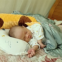 昨天出院以后今天下午终于听到你吭气了，连哭都那么好听。拉完了吃饱了深深的入睡长身体。