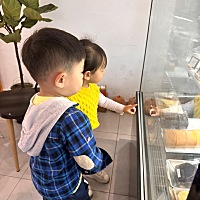 路上偶遇女同学，小家伙立马上去拉住女同学的手和我介绍这是他好朋友米妮。缘分也是妙不可言，米妮小朋...