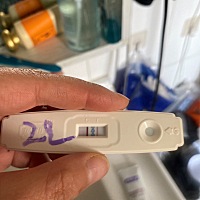 月经推迟六天，肿胀小腹隐隐痛，乏力，有点尿频总感觉来月经，今天测了一深一浅是怀孕了吗