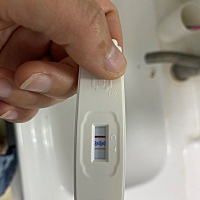 月经推迟八天，胸有些肿胀，小腹还有些微微痛，也尿频，今天测了一下一深一浅，这是怀了吗