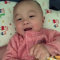 这个小宝会走路了，走的时候还笑的很开心🥳妈妈也很开心你会走几步路了😄感觉真好真棒👍