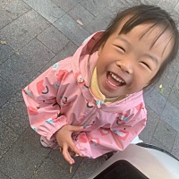 不称职的妈妈，上学那么久第一次接娃放学，娃开心的起飞