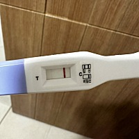 有点浅～早上测的时候还没有晚上回来看见旁边有一点浅浅的。虽然有了大宝二宝但是吧月经不调还是不太确...