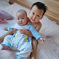 压力太大了月经推迟了一个月才来 还以为怀孕了    家里已经有两个男宝了 还好没怀