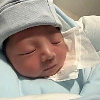 生了生了 37周➕5凌晨四点半羊水破 直冲医院 早上九点开宫口 一指到十指开的非常快 进去产房20分钟...