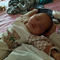 还没满三个月，虽说快三个月，你都开始厌奶啦，只是吃了一顿奶粉，奶涨到你吃不动，吃完小脸粉扑扑，满...