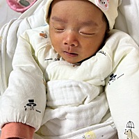 出生4.5斤，45厘米。住保温箱第十4.7斤。今天6.8斤，49厘米。