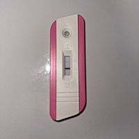 这个是怀了吗，还是灯光太亮导致的看到测的那条杠杠？我开的闪光灯