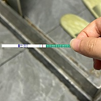 月经推迟快一周半了，同房时间的话也一周差不多，测了好几次了都不是，经期咱还没来呀😭，姐妹们 帮我...
