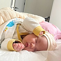 宝宝🍼从月子中心回家的第一天， 一定是个天使宝宝🥳不要让麻麻太辛苦呀。
