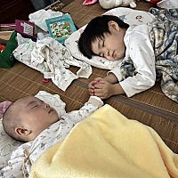 刚刚我在吃东西宝宝翻身成功没来得及拍，昨天晚上宝宝一直练习翻身到凌晨一点多。