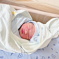 顺产6斤9小龙女