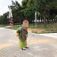 背着小书包的小男孩👦