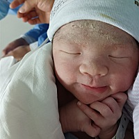 40周当天晚上8点肚子疼了一下，开始慢慢漏羊水，在家半个小时包完一锅粽子，然后又发现老大发高烧了...