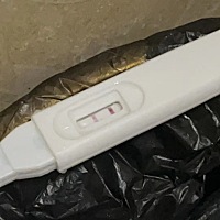 刚注册该app，我们是5月才准备生娃的，然后月底姨妈没来 怀疑是有了，测了验孕棒 一深一浅 不确定是否怀...