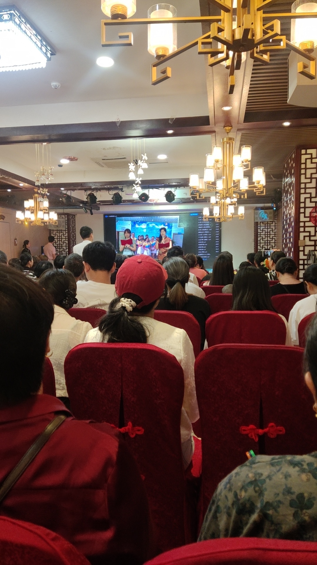 宝贝三岁半第一次参加表演，很棒很可爱哦！六一快乐！