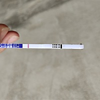 月经推迟四天了，测了下这是有还是没有，为什么我看着第一个像是两条杠呢