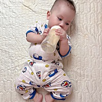 4个月大胖宝宝，也是自己开始拿着喝奶了，真可爱