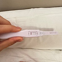 求助姐妹们，月经第一天测的结果，这是中了还是没中啊？
